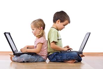 Zwei Kinder mit den Notebooks